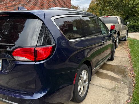 Used 2018 Chrysler Pacifica Touring-L w/ Tire & Wheel Group image 4