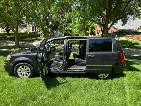 Used 2015 Chrysler Town & Country Touring w/ Driver Convenience Group FWD image 6