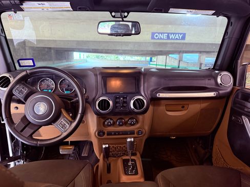 Used 2015 Jeep Wrangler Unlimited Sahara w/ Connectivity Group AWD/4WD image 12