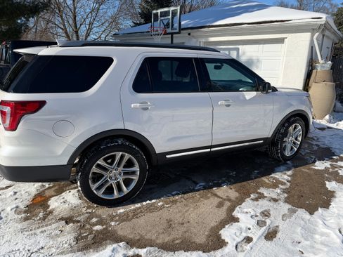 Used 2017 Ford Explorer XLT w/ Equipment Group 202A image 4