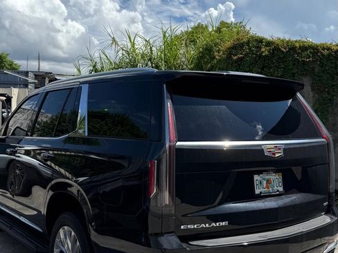 Used 2024 Cadillac Escalade Premium Luxury image 2