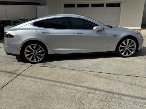 Used 2014 Tesla Model S P85 image 4