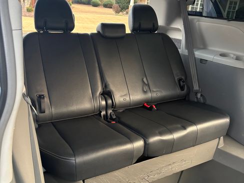 Used 2013 Toyota Sienna SE image 17