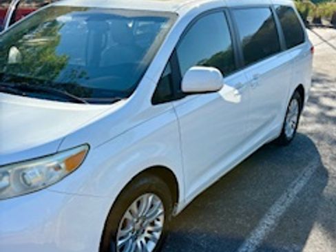 Used 2014 Toyota Sienna XLE image 4