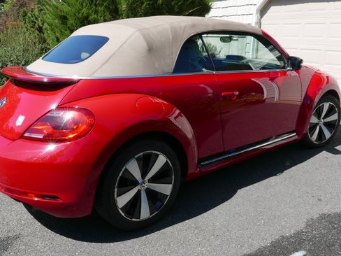 Used 2013 Volkswagen Beetle 2.0T FWD image 5