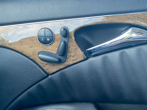 Used 2009 Mercedes-Benz E 550 Sedan image 27