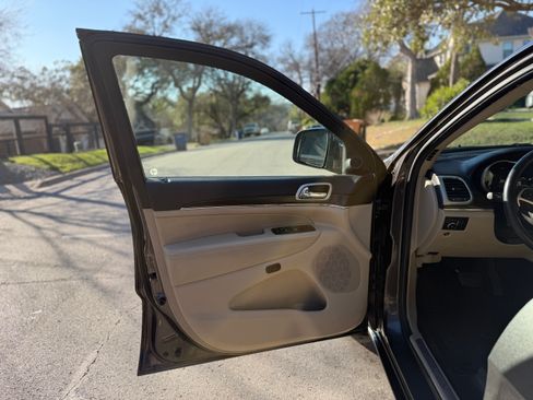 Used 2017 Jeep Grand Cherokee Limited w/ Luxury Group II image 14