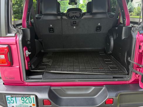 Used 2022 Jeep Wrangler Unlimited Rubicon w/ LED Lighting Group AWD/4WD image 12