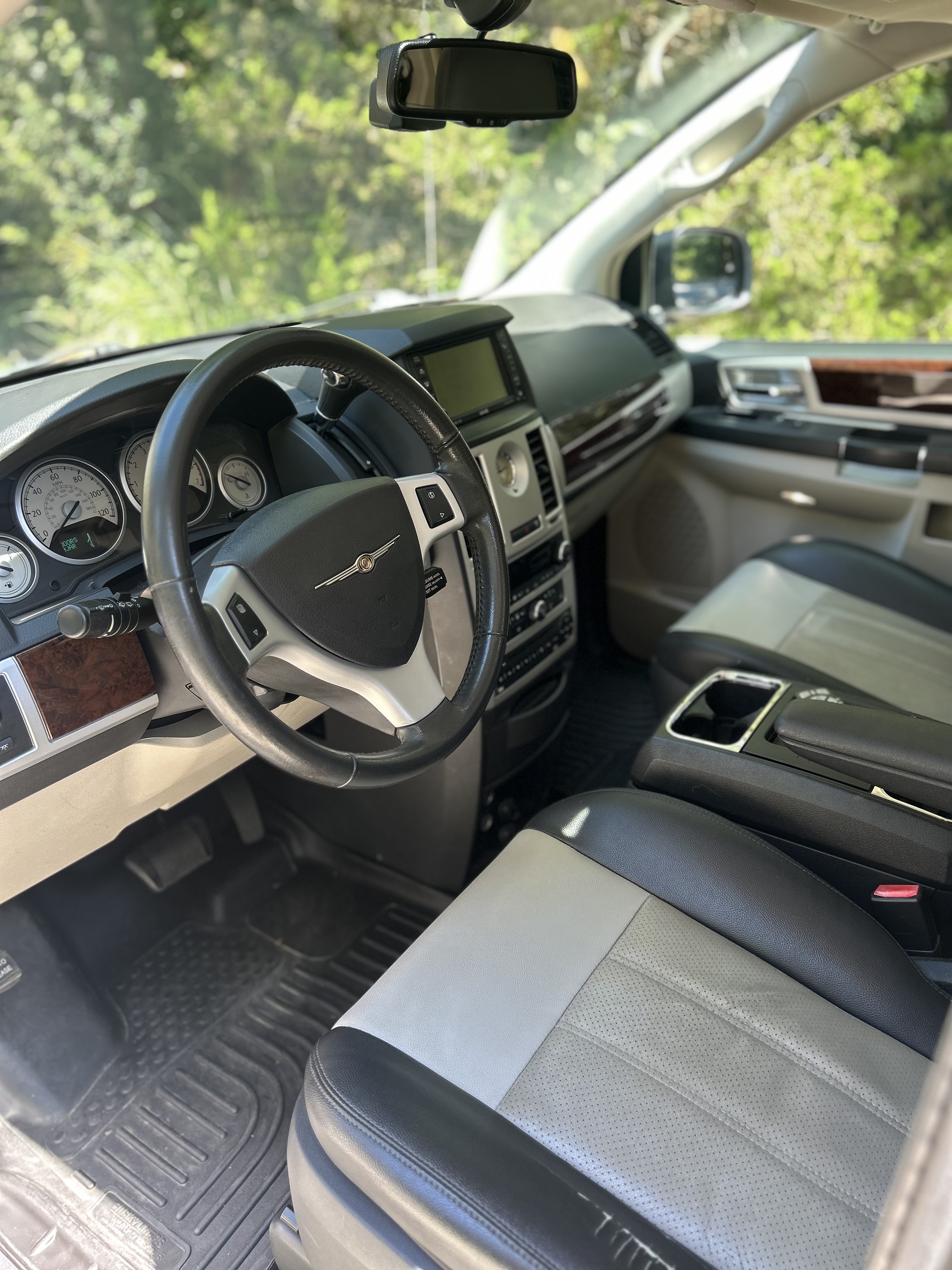 Used 2010 Chrysler Town & Country Touring Plus w/ Safetytec Group FWD image 14