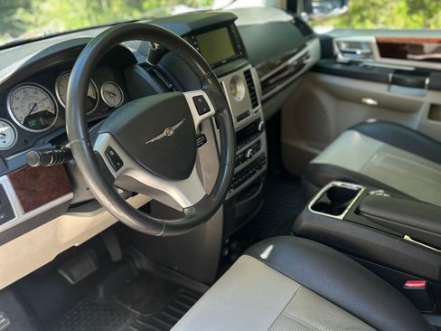 Used 2010 Chrysler Town & Country Touring Plus w/ Safetytec Group FWD image 14