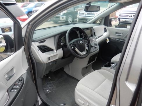 Used 2017 Toyota Sienna LE image 9
