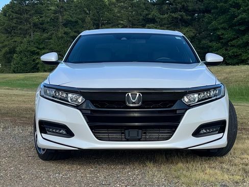 Used 2018 Honda Accord Sport image 4