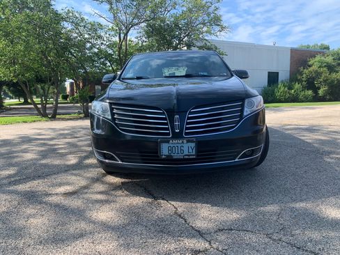 Used 2018 Lincoln MKT AWD image 5