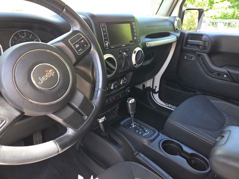 Used 2016 Jeep Wrangler Sahara w/ Dual Top Group AWD/4WD image 13