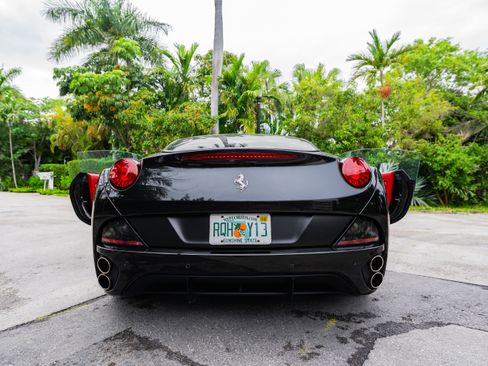Used 2010 Ferrari California RWD image 6