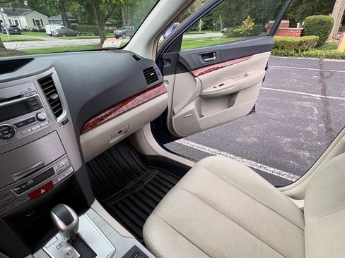 Used 2011 Subaru Outback 2.5i Limited AWD/4WD image 16