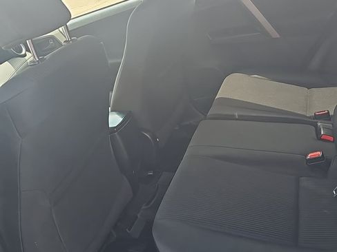 Used 2018 Toyota RAV4 LE FWD image 5