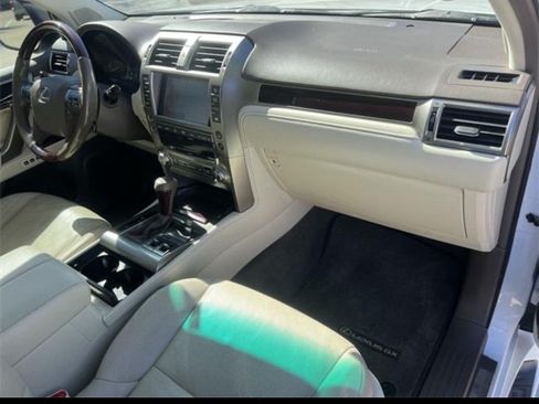 Used 2017 Lexus GX 460 Premium w/ Premium Package image 10