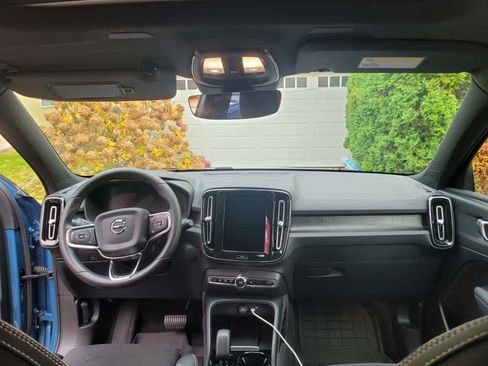 Used 2023 Volvo XC40 Recharge Plus image 9