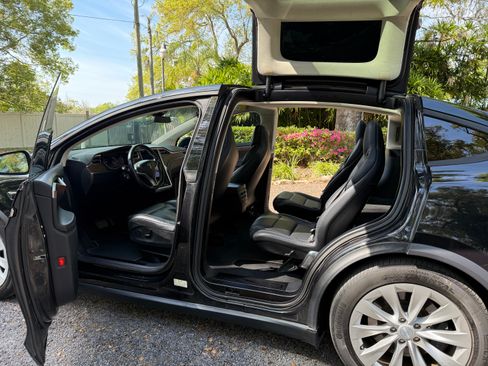 Used 2017 Tesla Model X 75D image 4