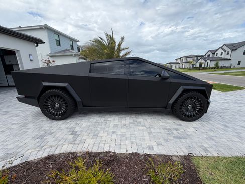 Used 2024 Tesla Cybertruck AWD Crew Cab image 10