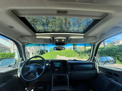 Used 2005 Chevrolet Suburban LT w/ Preferred Equipment Group image 12