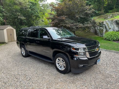 Used 2020 Chevrolet Suburban LT w/ Luxury Package image 8