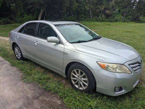 Used 2010 Toyota Camry XLE image 1