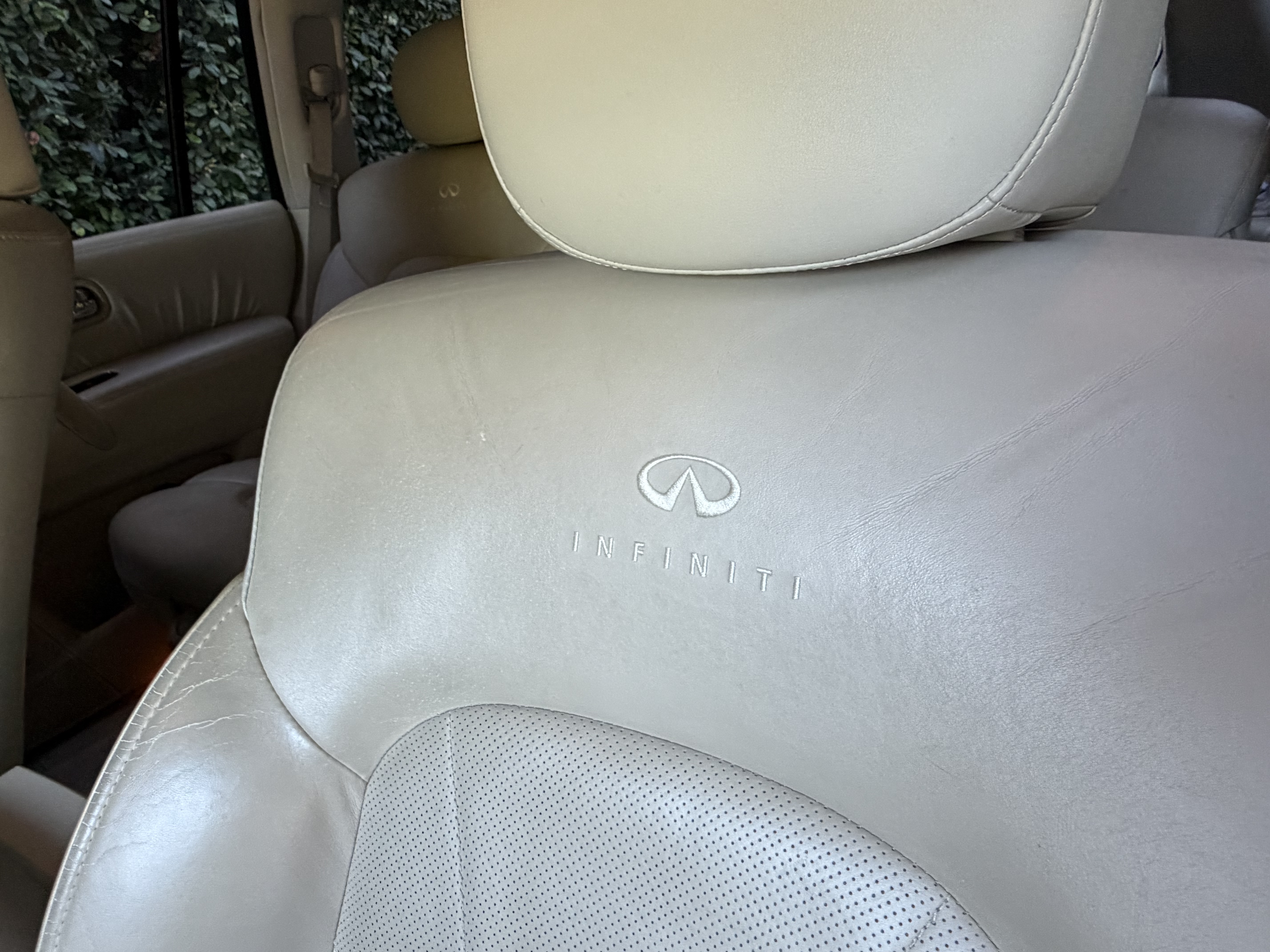 Used 2012 INFINITI QX56 4WD w/ Deluxe Touring Pkg image 9