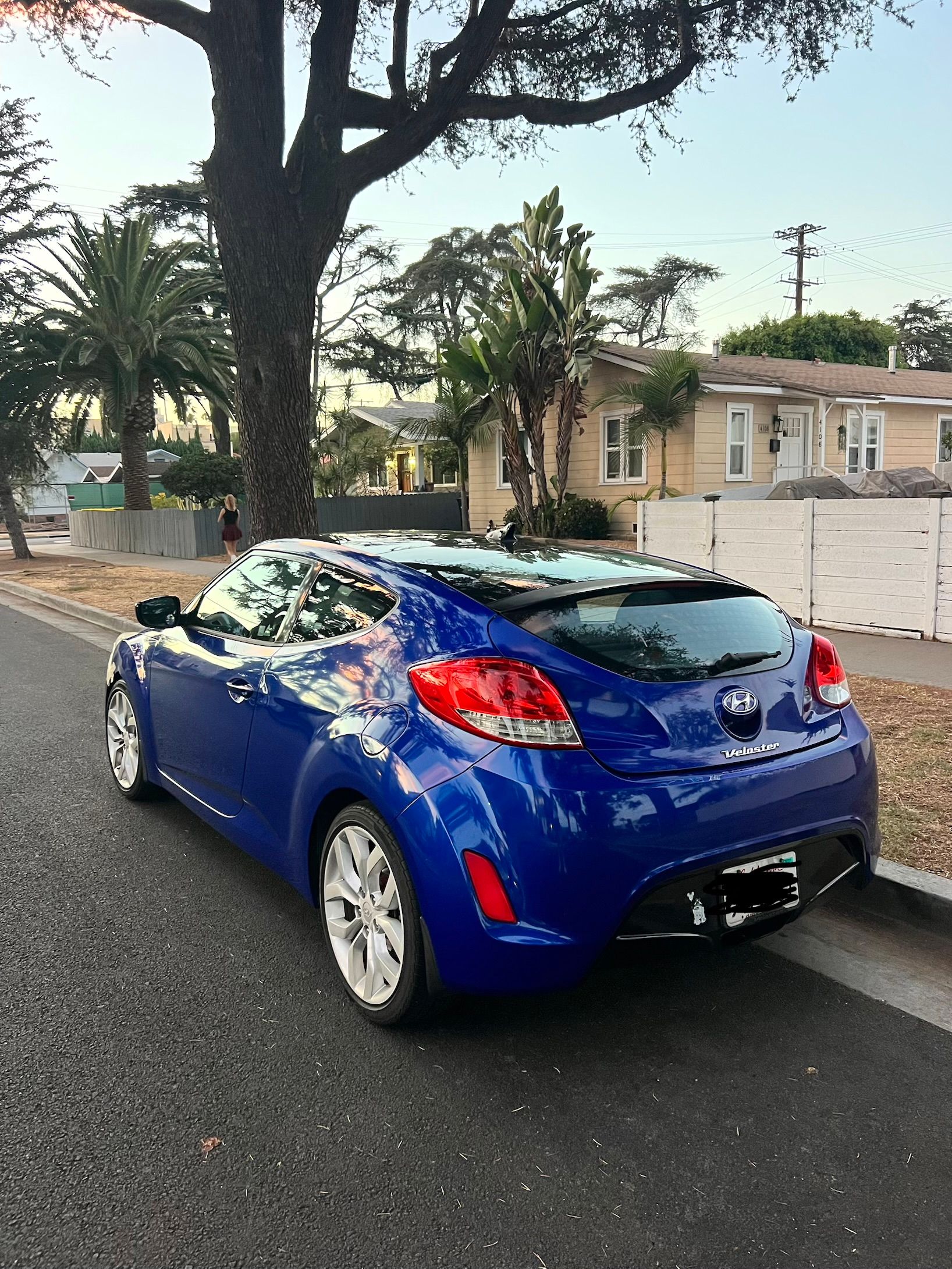 Used 2012 Hyundai Veloster w/ Style Pkg FWD image 4