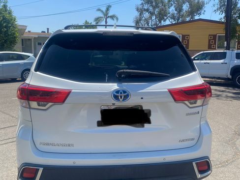 Used 2019 Toyota Highlander Limited Platinum AWD/4WD image 2