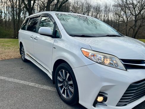 Used 2018 Toyota Sienna XLE image 1