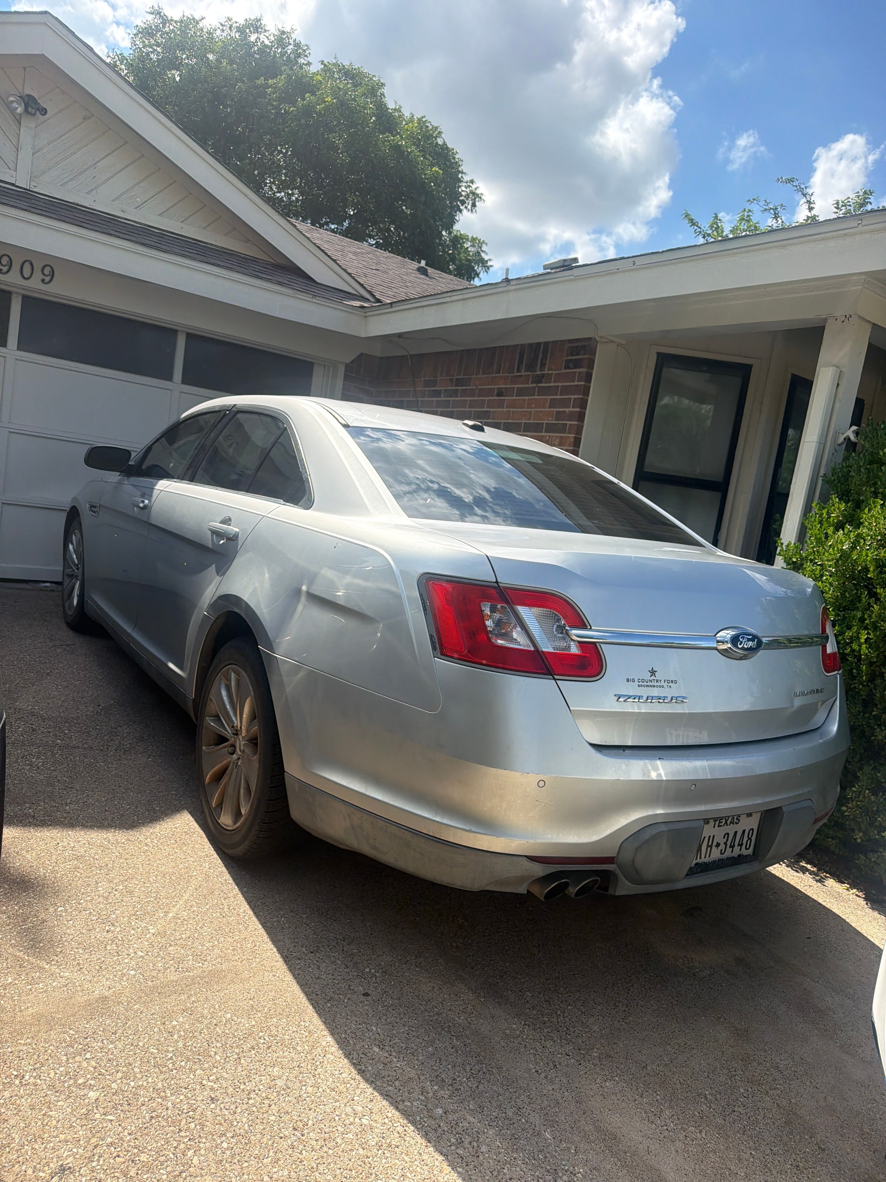 Used 2010 Ford Taurus Limited FWD image 1