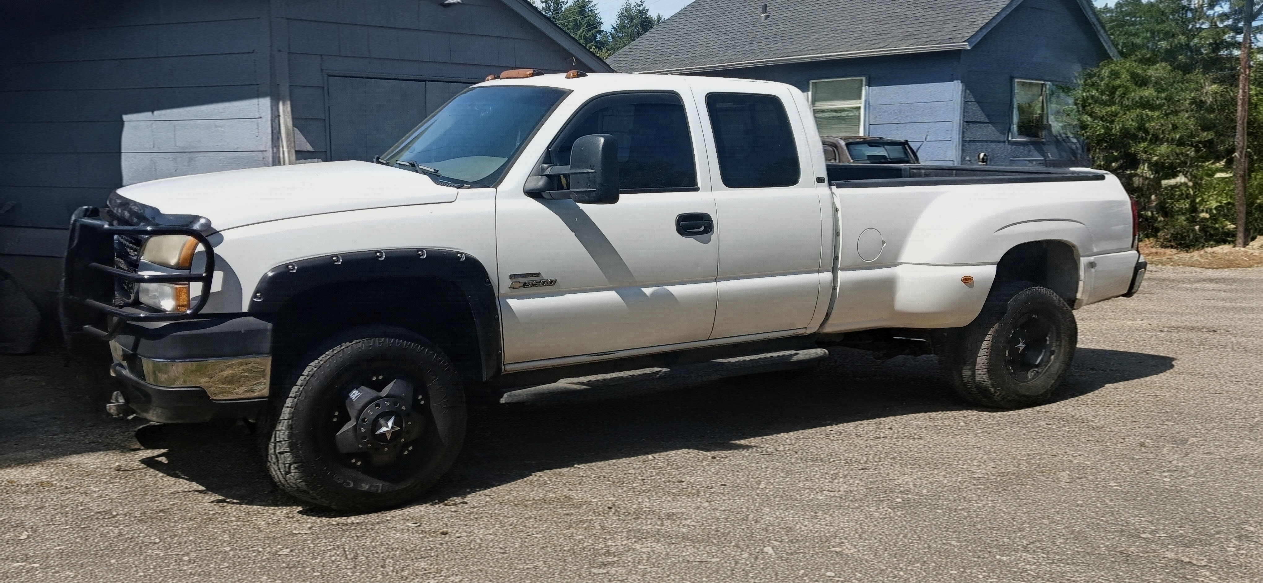 Used 2007 Chevrolet Silverado 3500 LT w/ Heavy-Duty Power Package AWD/4WD image 2