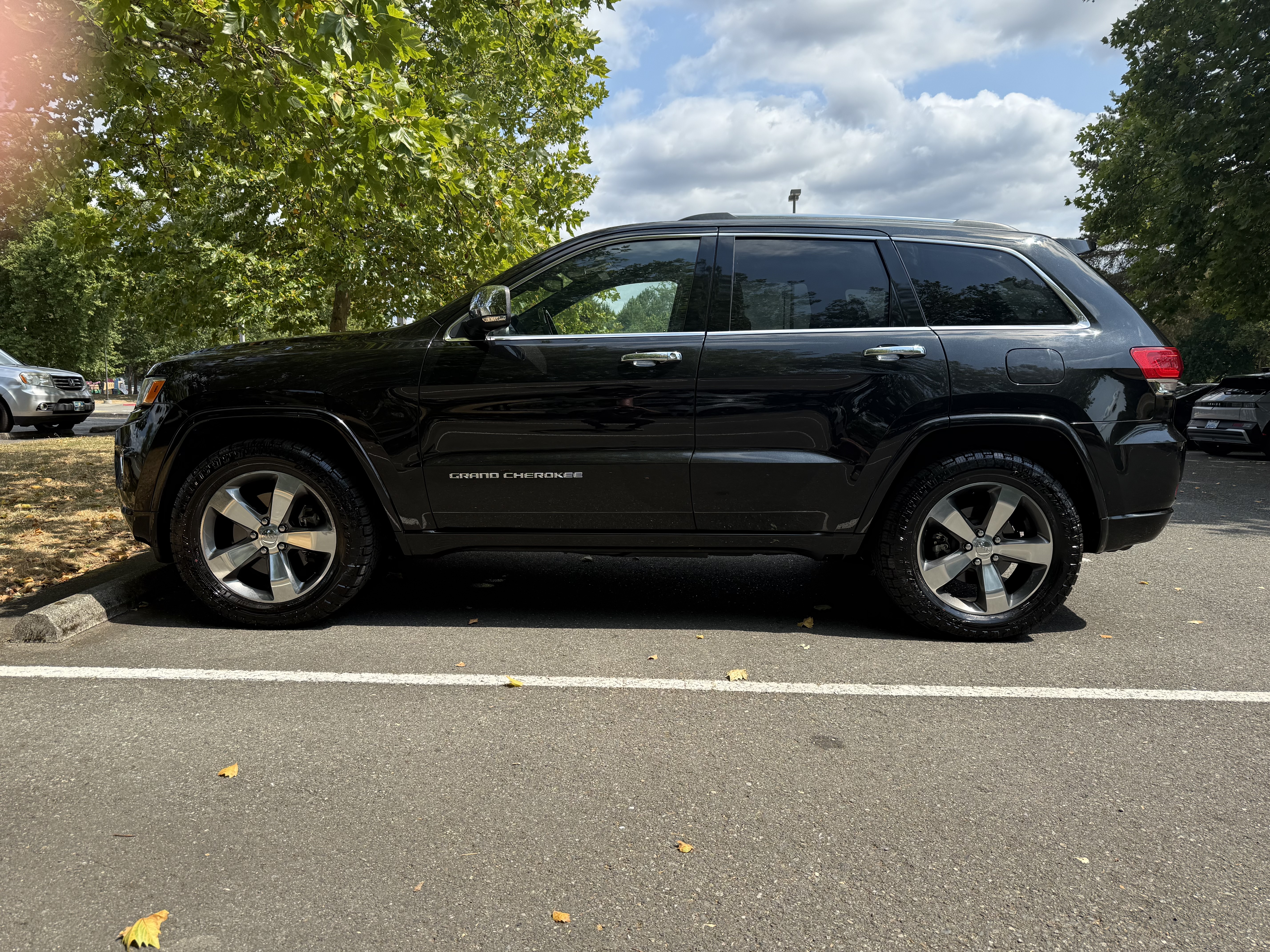 Used 2014 Jeep Grand Cherokee Overland AWD/4WD image 4
