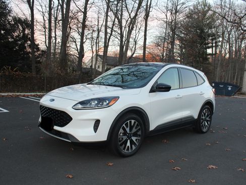 Used 2020 Ford Escape SE Sport image 1