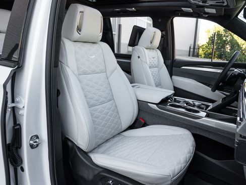 Used 2025 Cadillac Escalade V w/ LPO, ONYX Package image 13