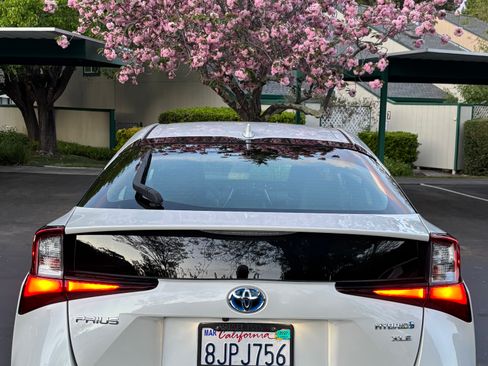 Used 2019 Toyota Prius XLE w/ Premium Convenience Package image 4