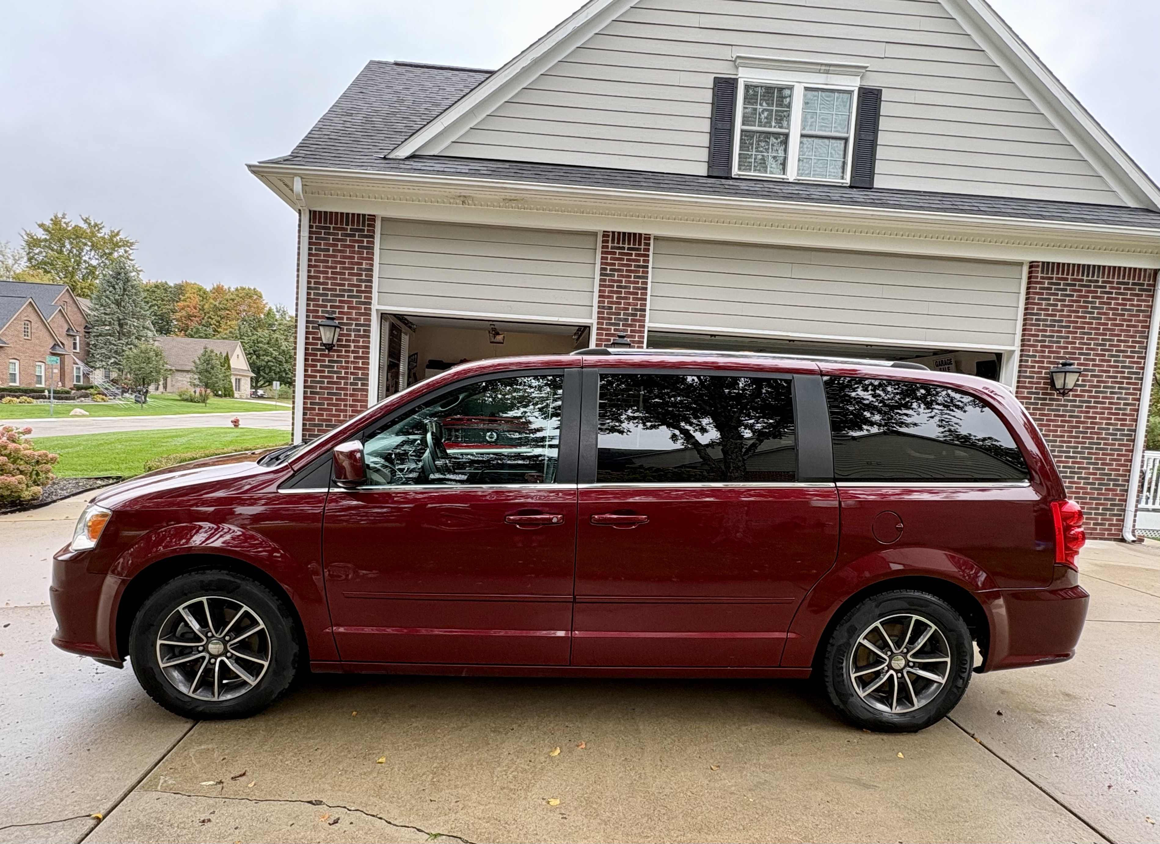 Used 2017 Dodge Grand Caravan SXT FWD image 1