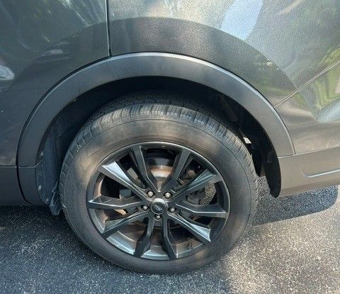 Used 2018 Ford Explorer XLT w/ Equipment Group 202A AWD/4WD image 13