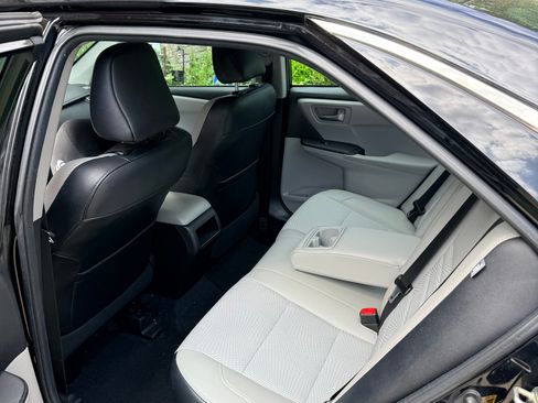 Used 2017 Toyota Camry SE FWD image 19