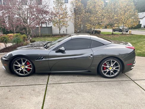 Used 2014 Ferrari California image 2