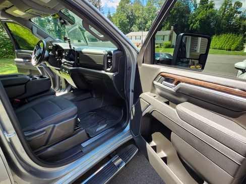 Used 2025 GMC Sierra 2500 SLE w/ SLE Value Package; AWD/4WD image 11