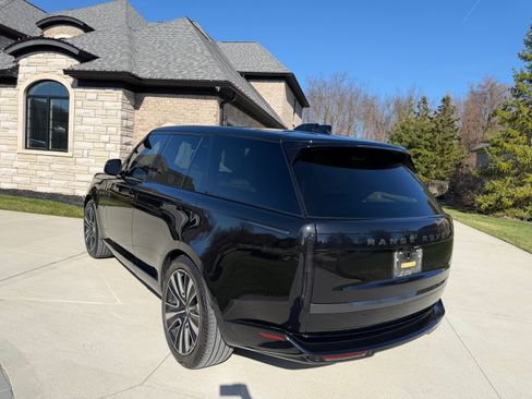 Used 2025 Land Rover Range Rover SE image 2