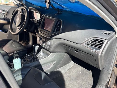 Used 2022 Jeep Cherokee Latitude Lux w/ Sun & Sound Group image 4