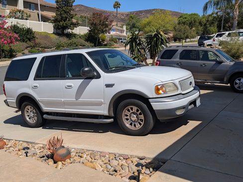 Used 2000 Ford Expedition XLT RWD image 1