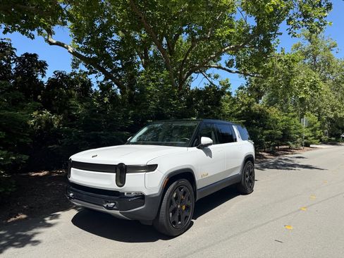 Used 2023 Rivian R1S Adventure image 1
