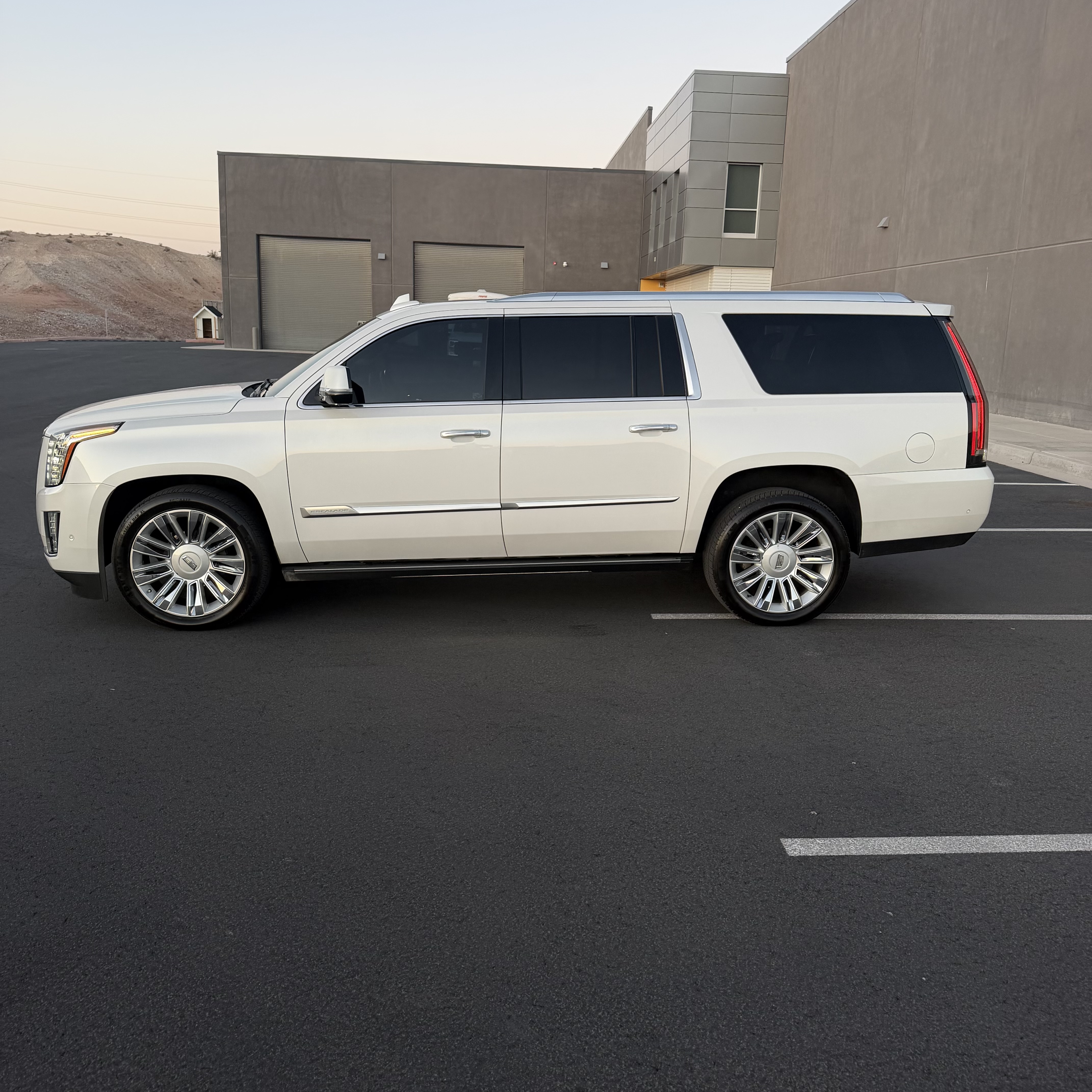 Used 2018 Cadillac Escalade ESV Platinum AWD/4WD image 4