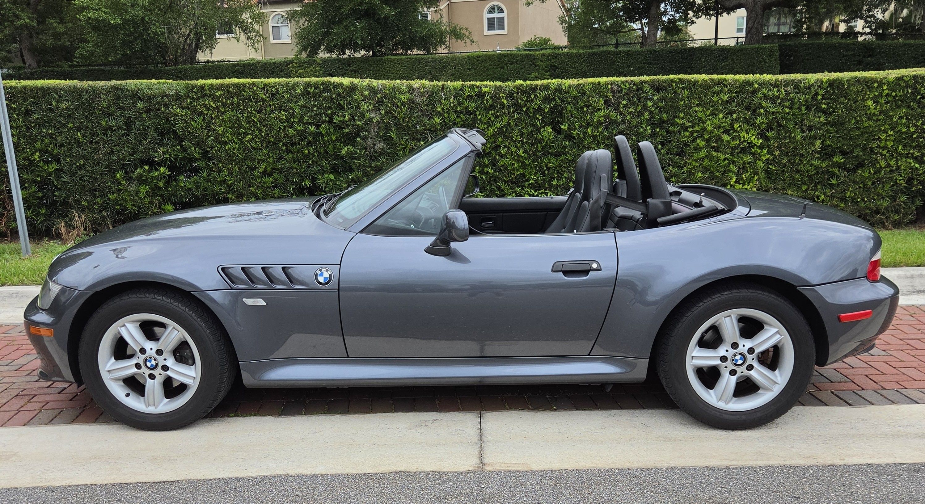 Used 2000 BMW Z3 2.5i RWD image 1