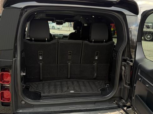 Used 2023 Land Rover Defender 130 X-Dynamic SE image 24